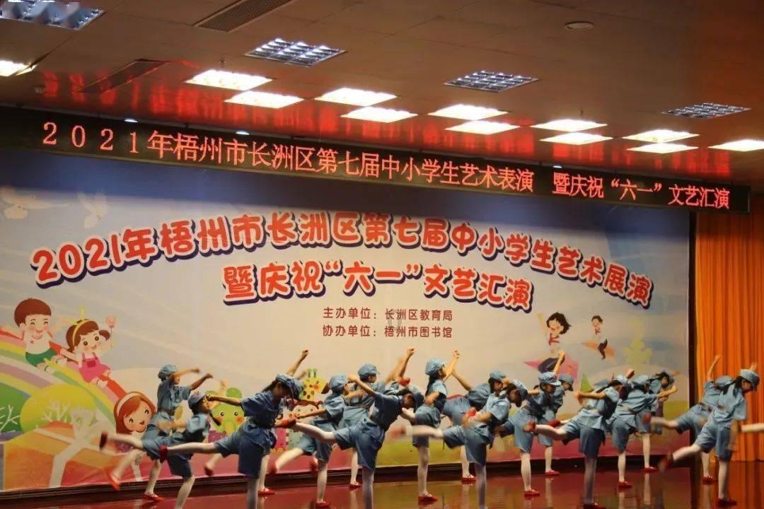 女子公交上被邻座男子猥亵,拍视频后开口制止:爪子管不住就剁了
